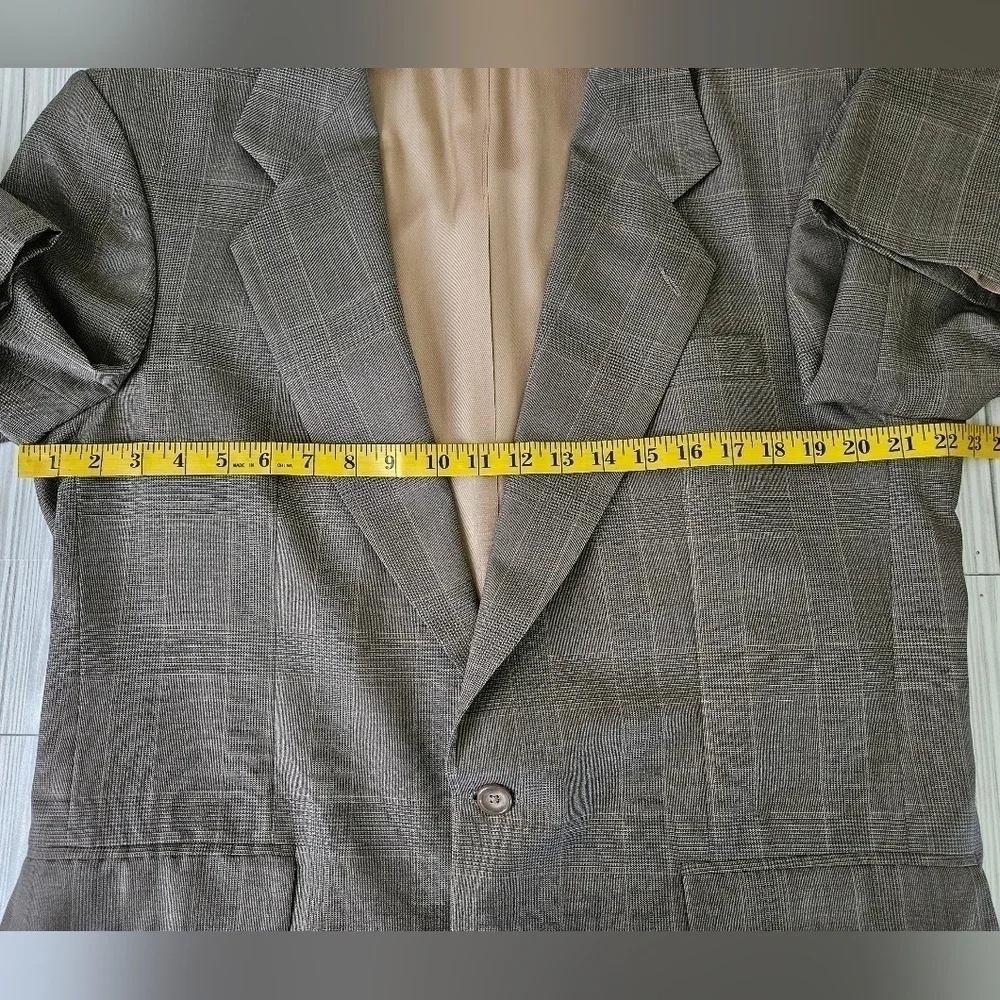 Oscar de la Renta Vintage Tailored Plaid Blazer in Grey and Camel Size 41R